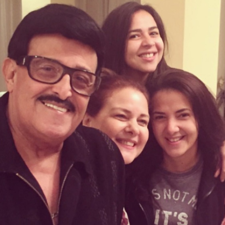 دنيا سمير غانم ويمي مع والديهما 