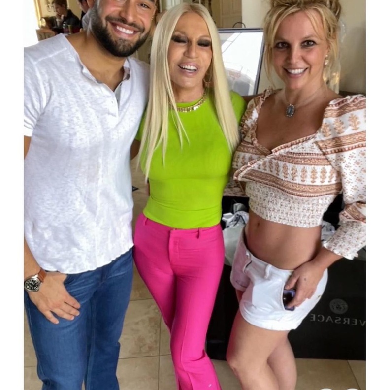 بريتني سبيرز تكشف عن زيارة دوناتيلا فيرساتشي مصممة فستان زفافها لها