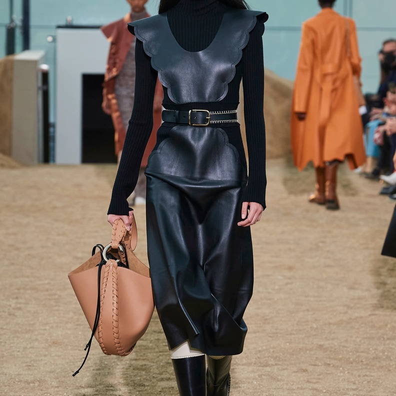 الفستان الأسود بالكامل الذي تميّز بقصة الأكتاف البارزة