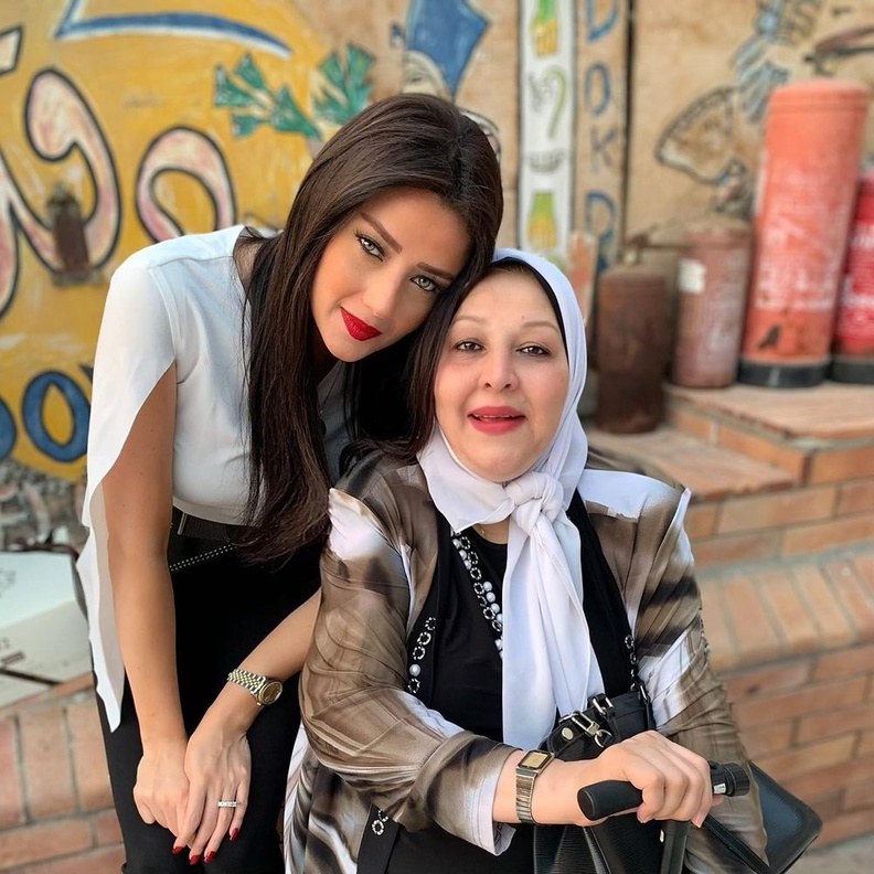 رضوى الشربيني ووالدتها