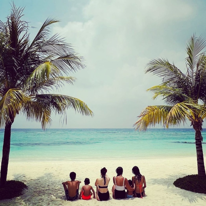 بالصور كارينا كابور تعود إلى مومباي بعد عطلة قصيرة في المالديف