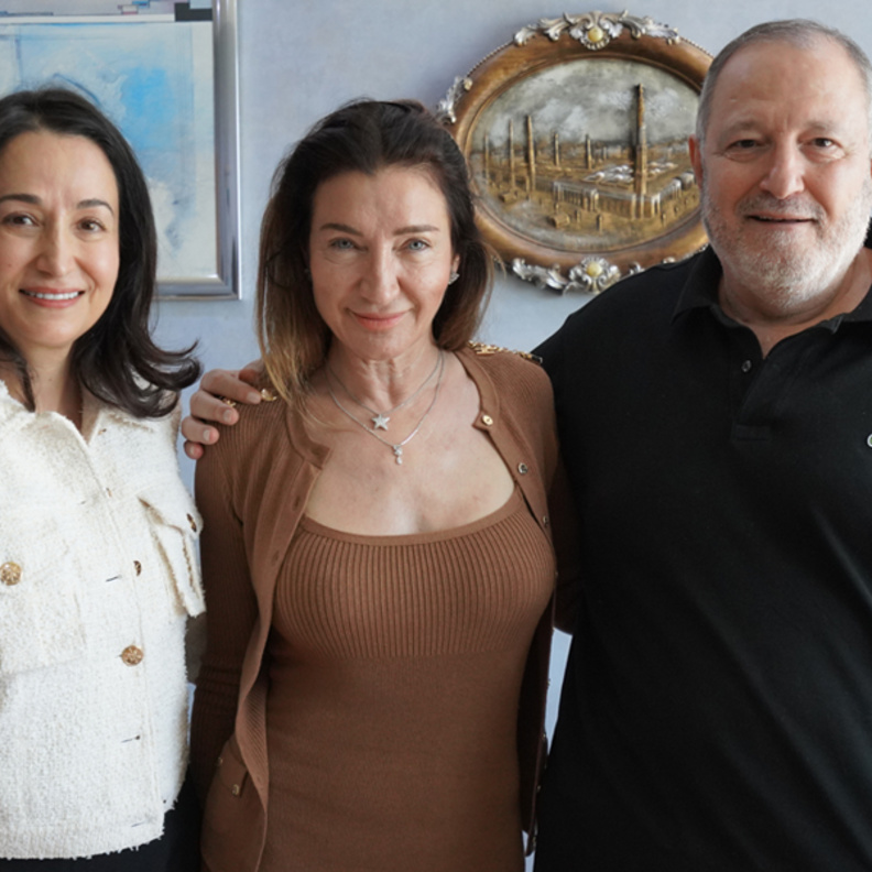 مصممة الأزياء ورائدة الأعمال إليزابيتا فرانكي تزور مكاتب مجلة "هي" 