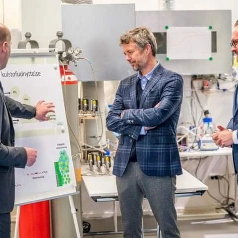 ولي عهد الدنمارك يزور مصانع صديقة للبيئة