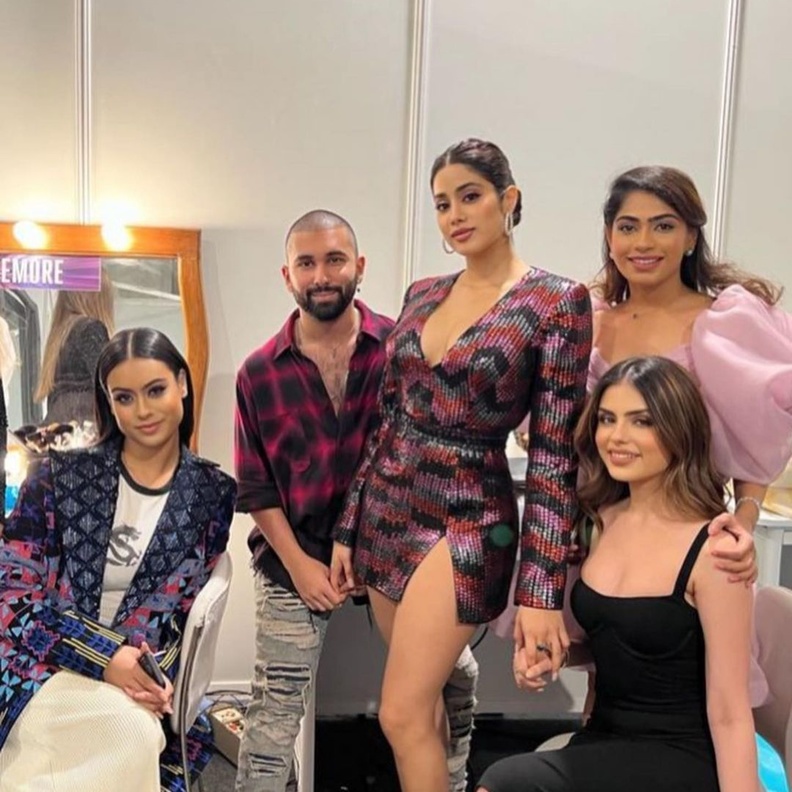 جاهانفي كابور تحتفل للظهور الأول لابنة عمها شانايا كابور كعارضة أزياء