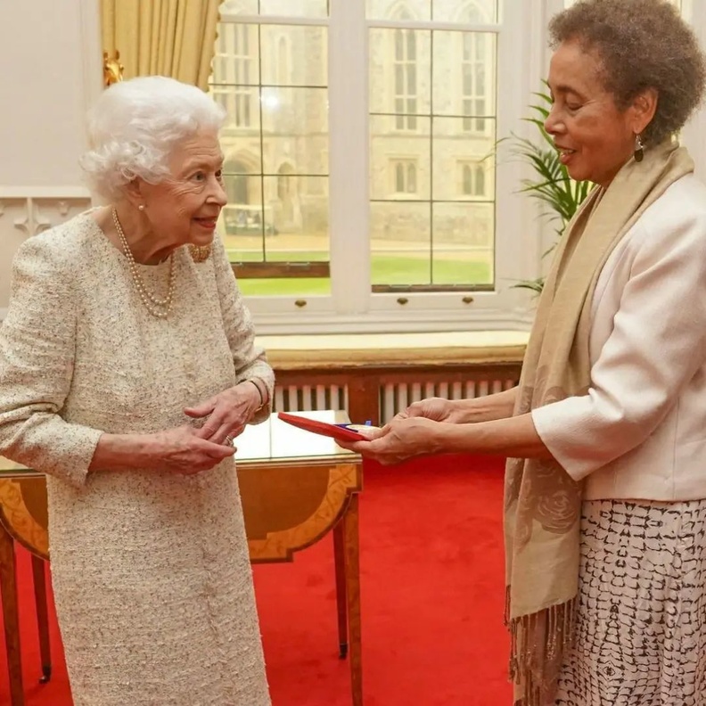 ملكة بريطانيا تقدم ميدالية الملكة الذهبية للشعر إلى جريس نيكولز