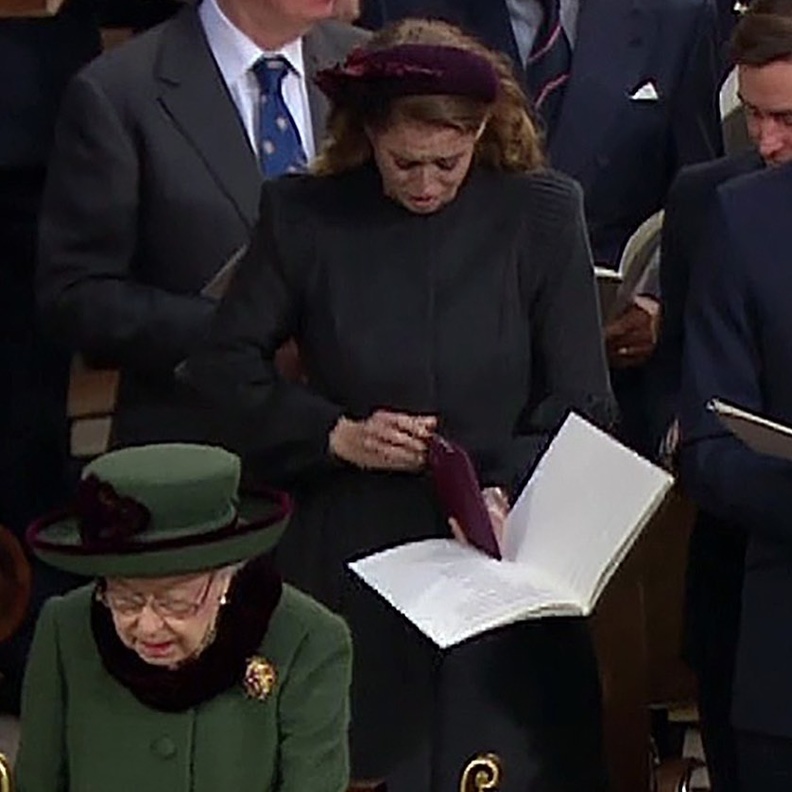 بالصور الأميرة بياتريس تنفجر باكيةً في حفل تأبين جدها الراحل