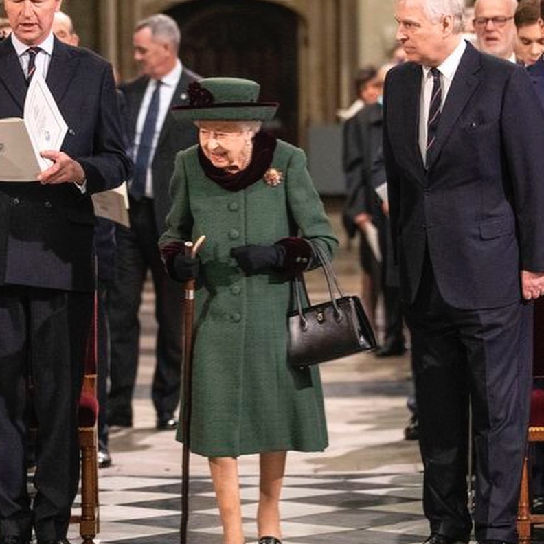 ما الخطوة التي قامت بها الملكة في حفل تأبين زوجها وأزعجت الأميرين تشارلز ووليام؟