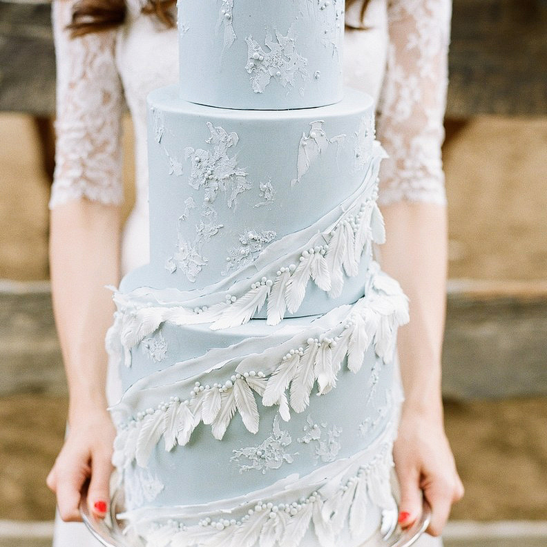 أروع كعكات الزفاف المزينة بأشكال الريش