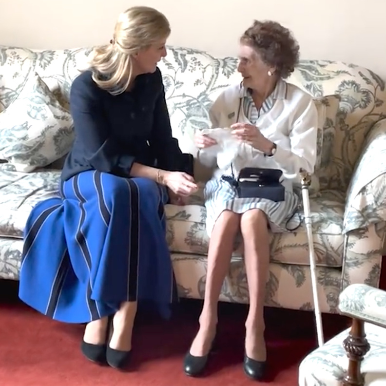 فيديو مؤثر للكونتيسة صوفي بعد مقابلتها لصديقتها المسنة