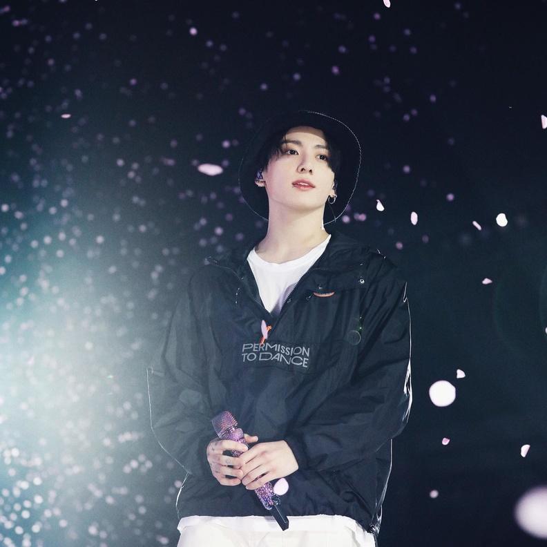 إصابة jungkook نجم bts بفيروس كورونا قبل أيام من مشاركة الفرقة في حفل "جرامي 2022"