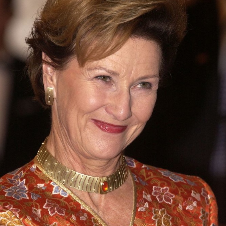 أفخم الأطقم المرصعة بالأحجار الكريمة من صندوق مجوهرات سيدات العائلات الملكية