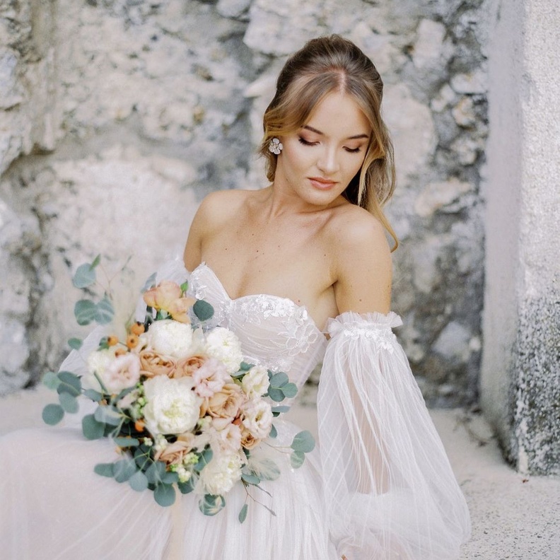 أفكار رائعة للأقراط الزهرية للعرائس