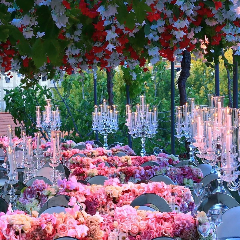 ثيم زفاف ربيعي ناعم للعروس الحالمة