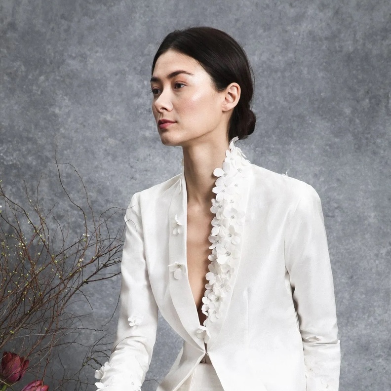 موديلات بدلات بيضاء مميزة تناسب يوم عقد القران