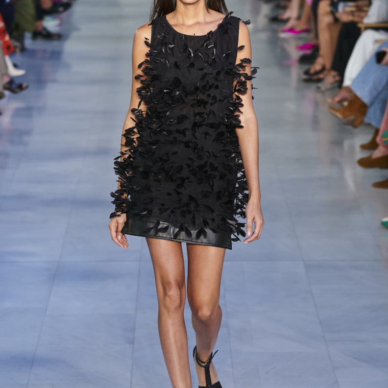 الريش الفاخر زيّن كامل فستان السهرة الزهري بتصميم من Hannibal Laguna