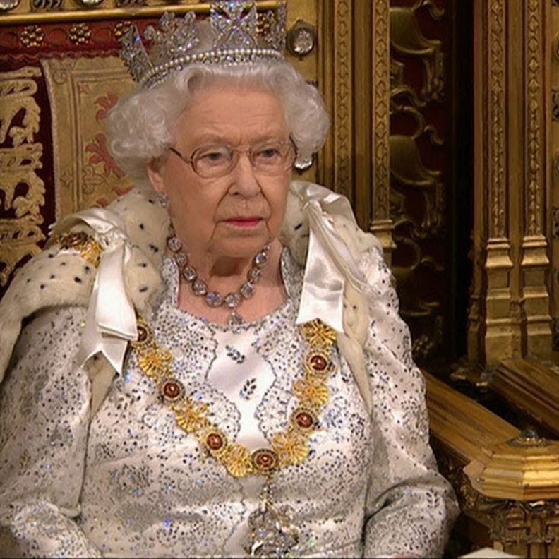 ملكة بريطانيا أصبحت تجد صعوبة حقيقية في الوقوف على قدميها