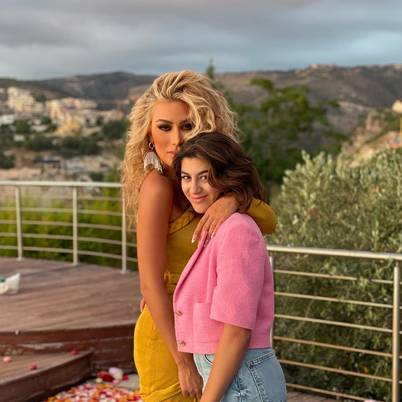 مايا دياب وابنتها 