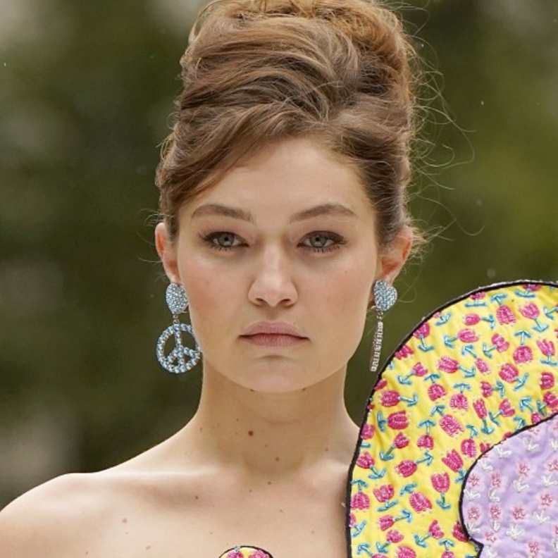 قصات وتسريحات شعر عصرية للأمهات الشابات استعدادا للاحتفال بـ عيد الأم 2022