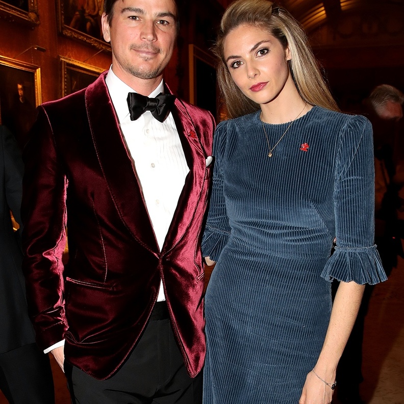 جوش هارتنيت يتزوج من صديقته تامسين إيغرتون