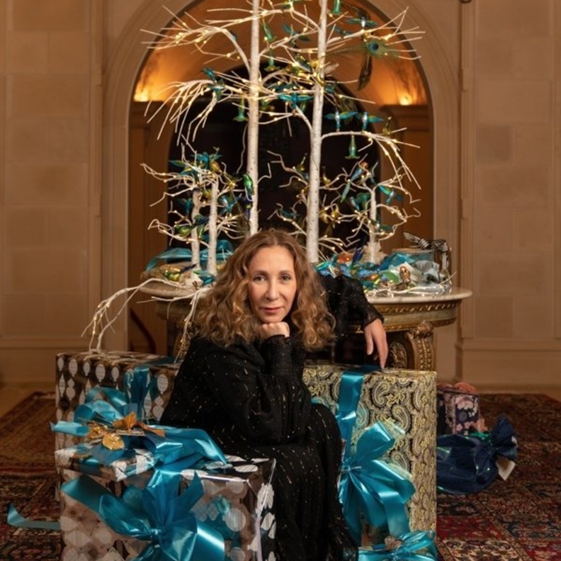 المرأة في يومها العالمي رائدة في عالم تصميم الأزياء ومصدر إلهام أول لمصممين عالممين