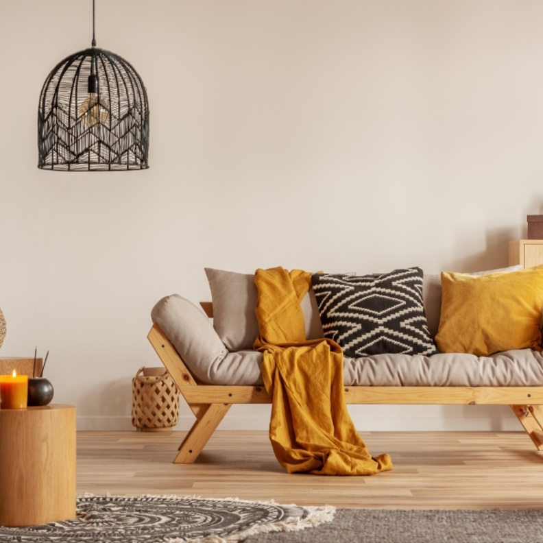 اكسسوارات بالأصفر الخردلي لديكور غرفة معيشة عصرية