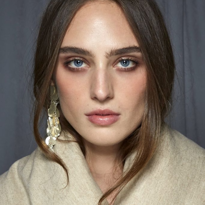 ألوان أحمر شفاه بدرجات نيود تناسب الأمهات إحتفالاً بيوم الأم 2022