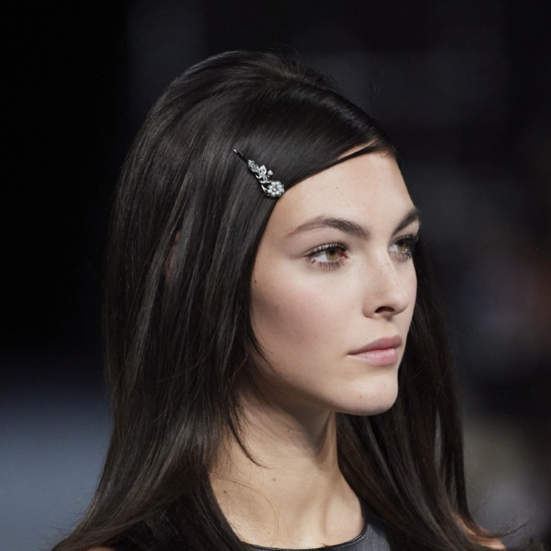 تسريحات شعر طويل في عريض CHANEL لشتاء 2022