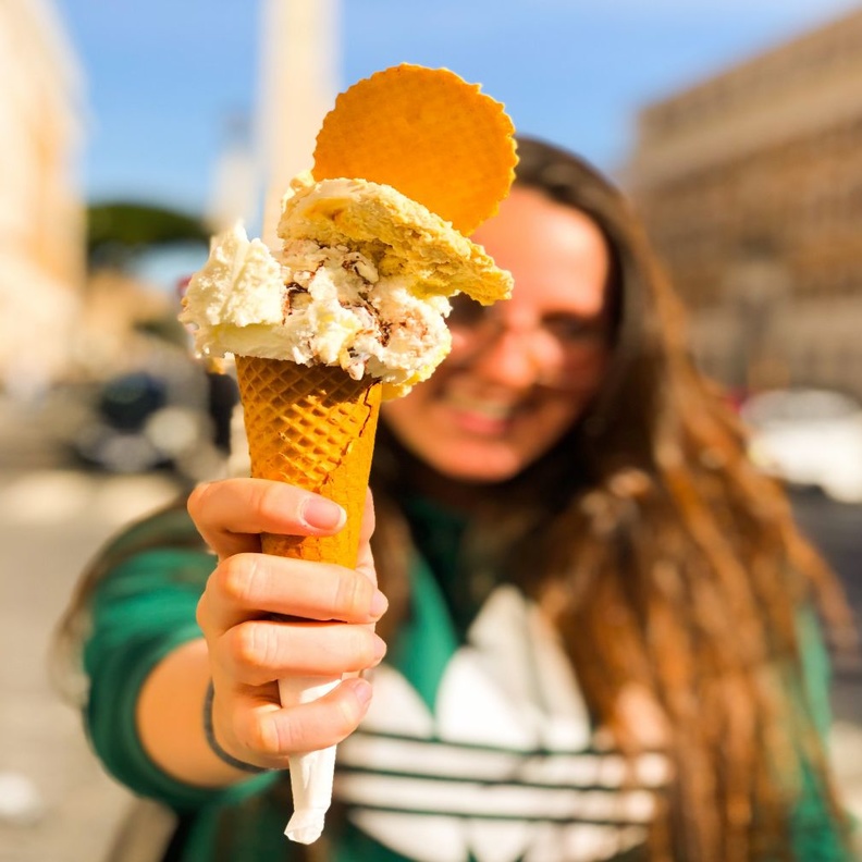 إيجابيات وسلبيات تناول الآيس كريم للنساء