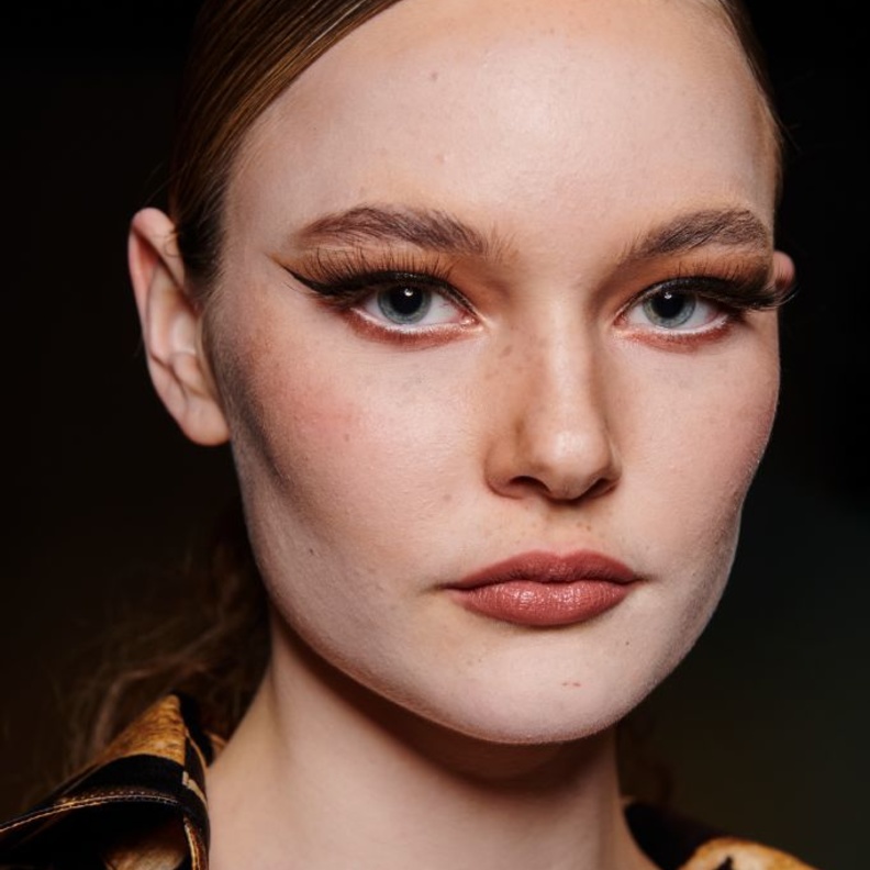 3 طرق لتطبيق رسمات مكياج برونزي لعيد الأم 2022