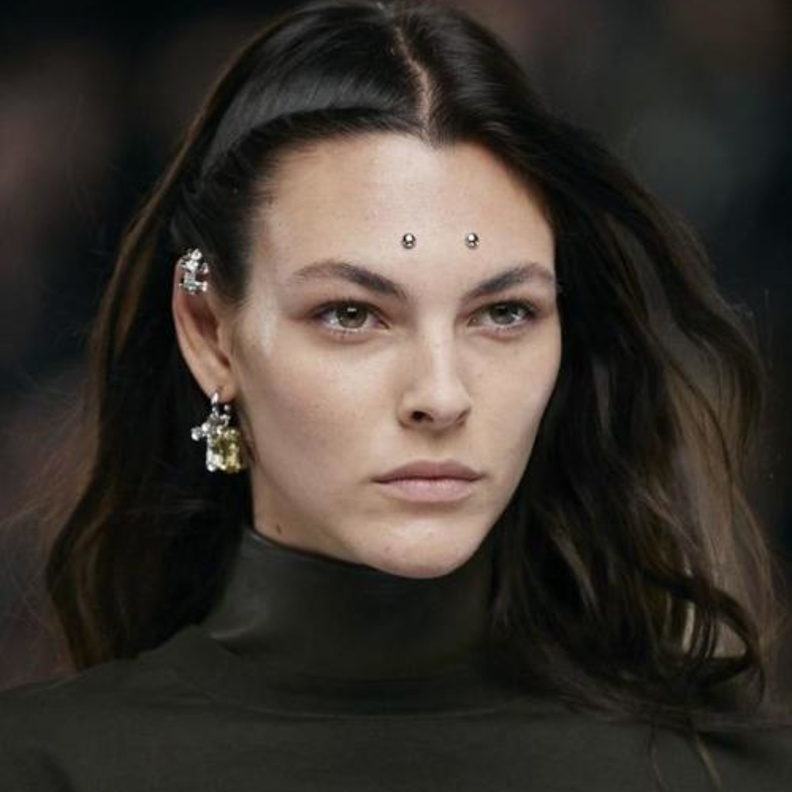 أحدث 3 صيحات جمالية جريئة رافقت عروض أسابيع الموضة