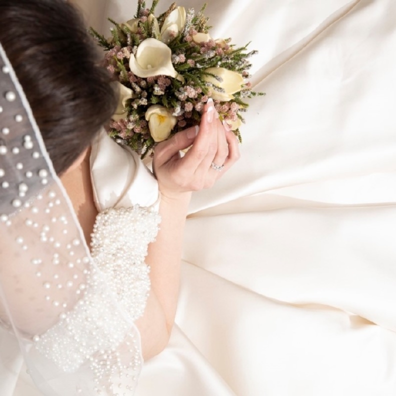 لقطة لعروس بكاميرا المصورة بشاير موسى