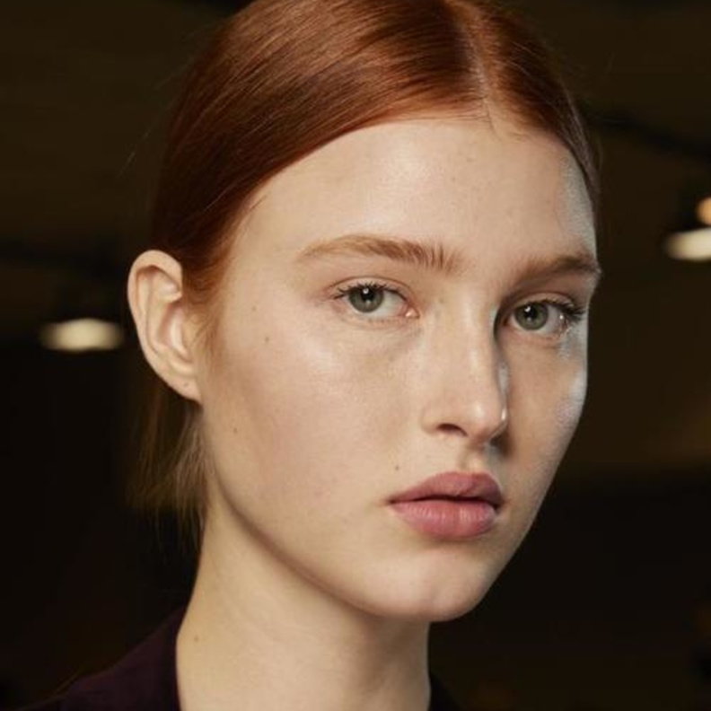 مكياج طبيعي وتسريحات شعر منسدلة سيطرت على عروض الموضة 