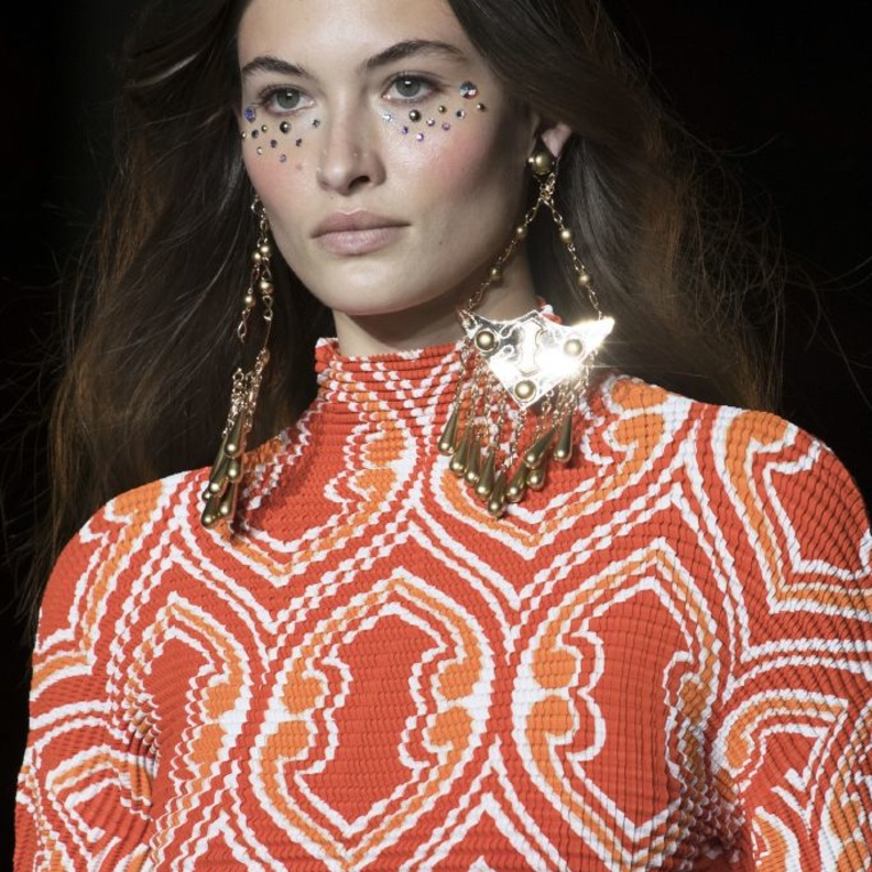 طريقة عمل مكياج مرصع باللؤلؤ والخرز للمرأة العصرية