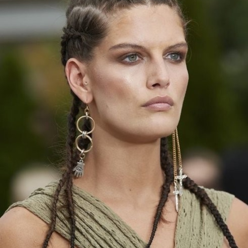 طرق لتطبيق تسريحات شعر عصرية مع الضفائر في صيف 2022