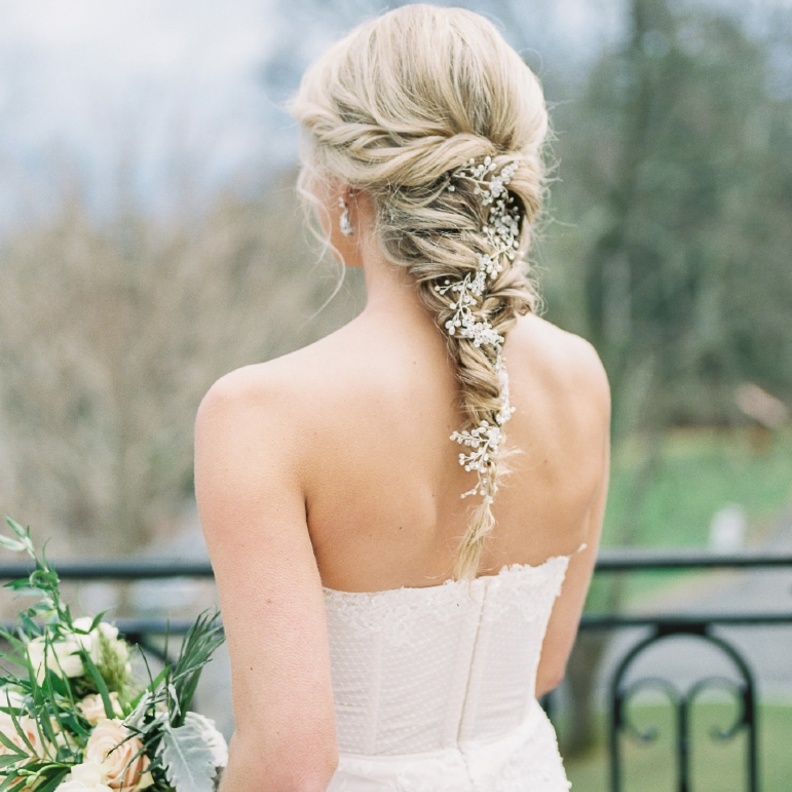 تسريحات شعر مزينة بالأزهار للعروس الحالمة