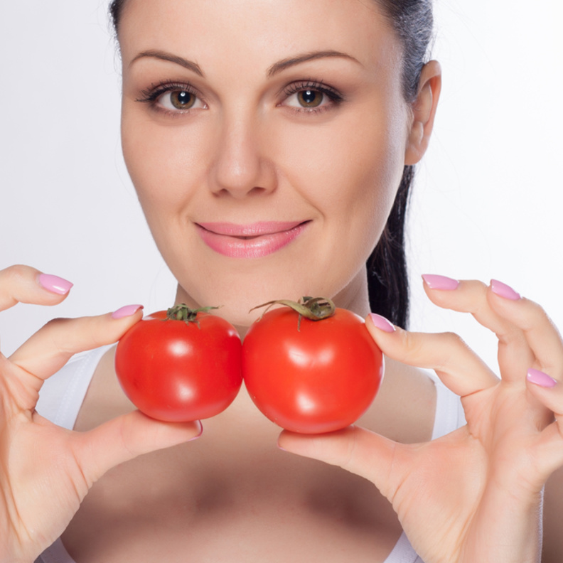 ما لا تعرفه العروس عن فوائد الطماطم الجمالية بينها تحفيز انتاج الكولاجين