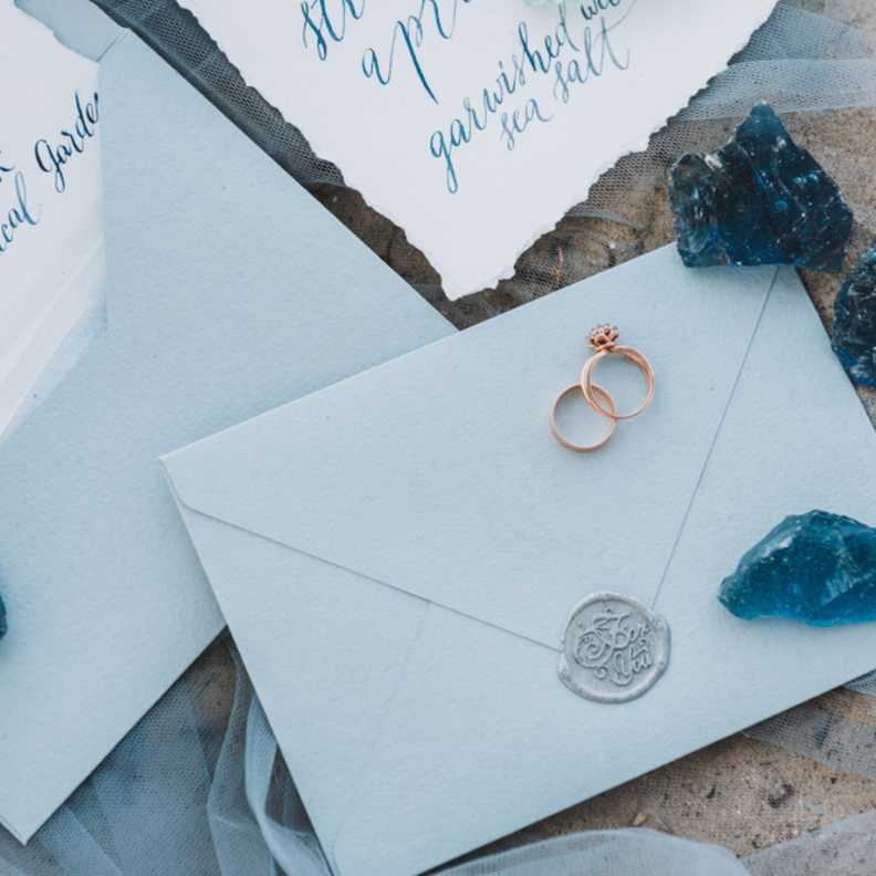  أفكار رائعة لبطاقات دعوات حفلات الزفاف الشاطئية