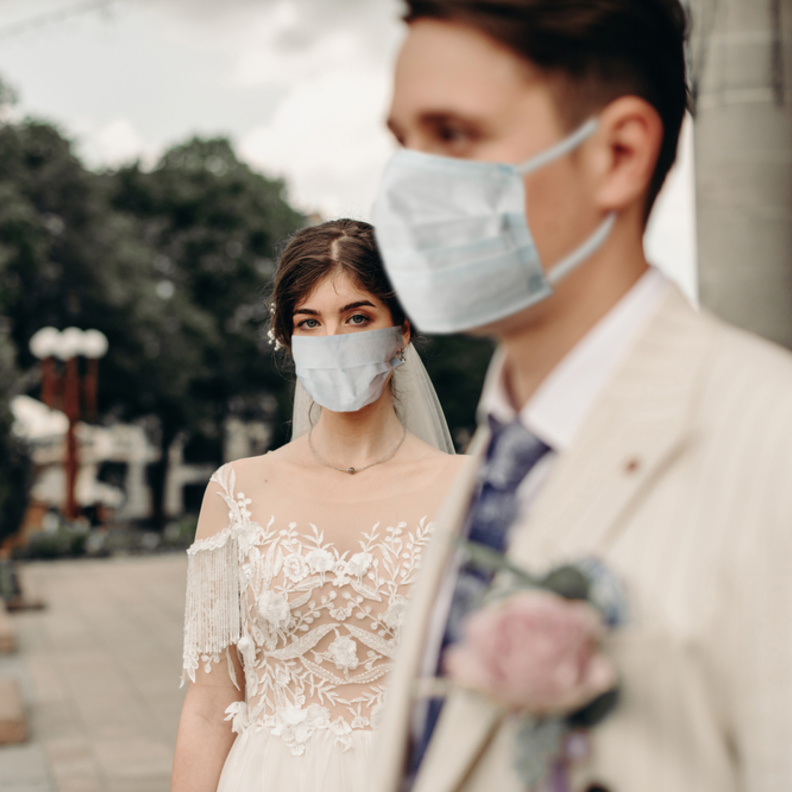 عروس تنشر فيديو طريف عن عريسها الغائب عن زفافهما