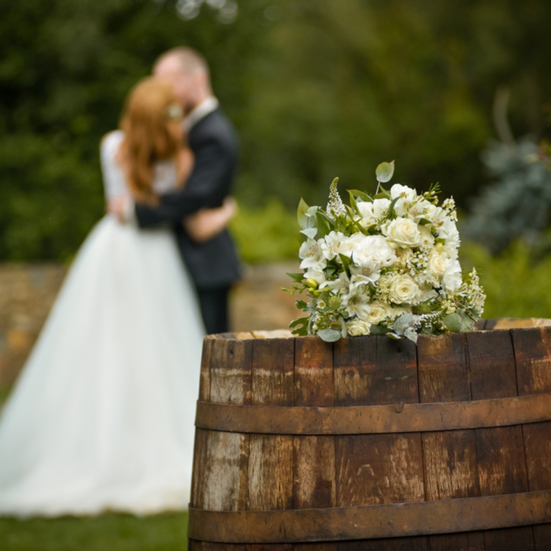 تعرفي على أهم واجبات وعيوب حفلات الزفاف الصغيرة