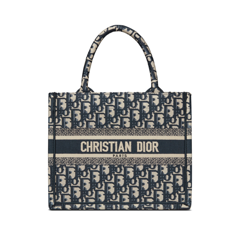 "ديور" تقدّم  حقيبة "بوك توت" الصغيرة  Small Book Tote الجديدة