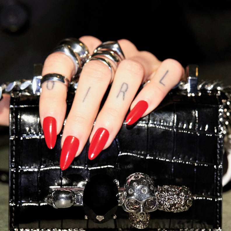 لوسيا: حقيبة ساتشيل المرصعة بالمجوهرات من Alexander McQueen