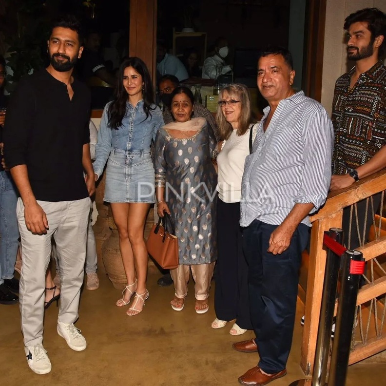 أحدث ظهور لفيكي كوشال وكاترينا كيف في موعد عشاء عائلي