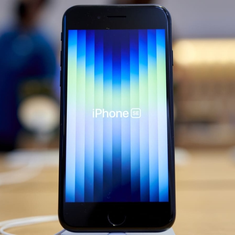 آبل تقلل إنتاجها من iPhone SE الجديد