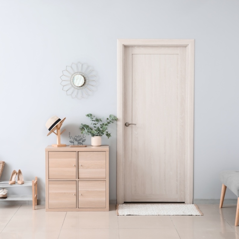 أثاث خشبي يجعل المدخل دافئا ومريحا