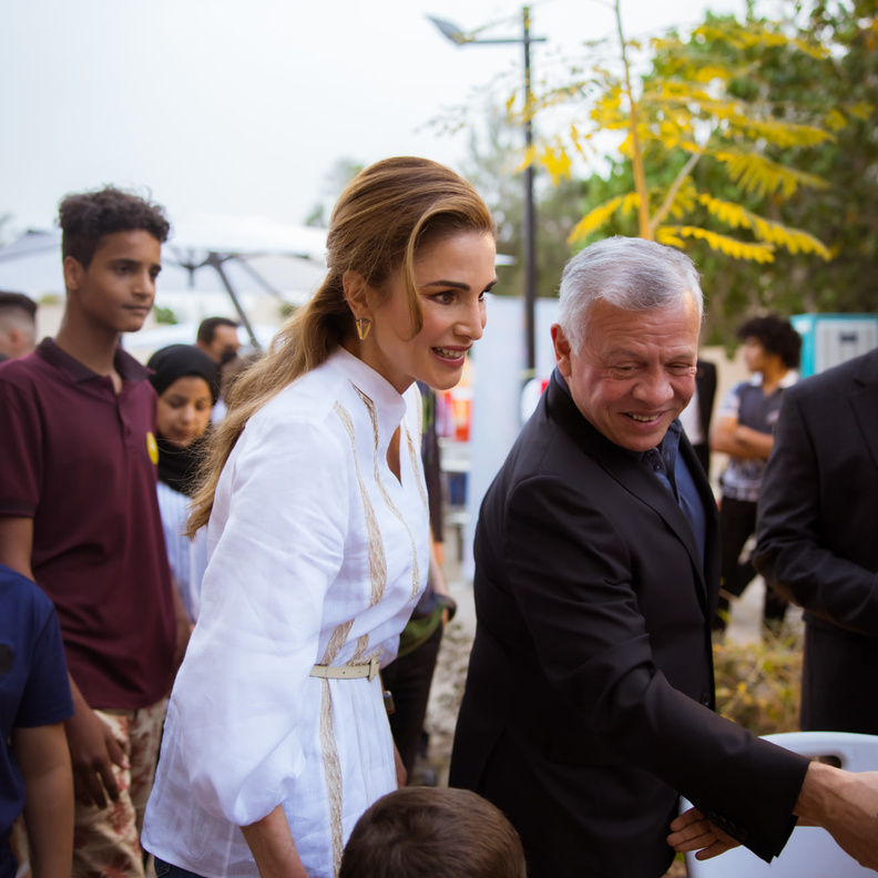 أحدث إطلالات مع الملك عبد الله والأمير الحسين في العقبة لتناول الفطور مع مجموعة من الأيتام