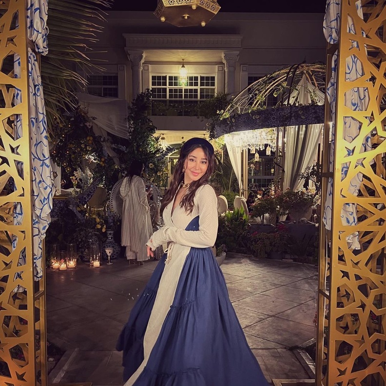 أسيل عمران تألقت بإطلالة رمضانية محتشمة تميّزت بالفستان الطويل