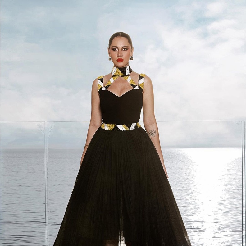 أطلت ياسمين رئيس بفستان تول أسود تميّز بتصميمه العصري