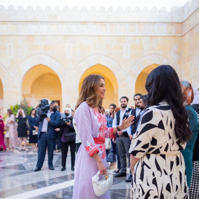 أكملت اللوك بحقيبة باللون الأبيض من مجموعة Bottega Veneta  وحذاء ستيليتو من Jimmy Choo