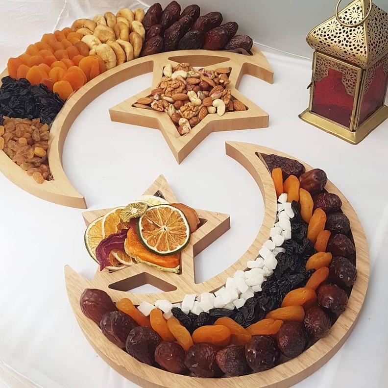 أواني خشبية بتصاميم رمضانية الهلال والنجوم