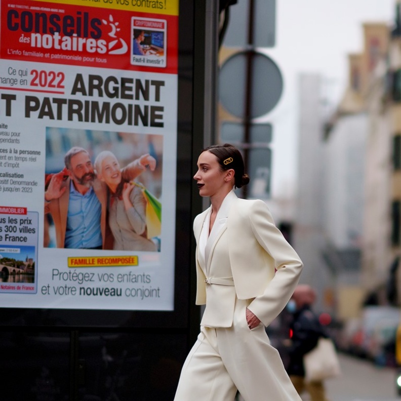 إجتماع صيحة اللون الأبيض مع البدلات نتيجته الأناقة بالتأكيد